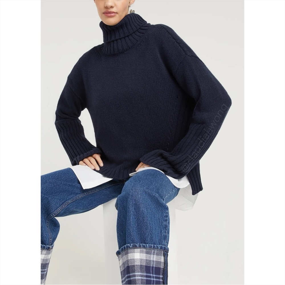 GWYN Yang Virgin Wool Long Cuff Turtleneck Sweater in Navy Blue